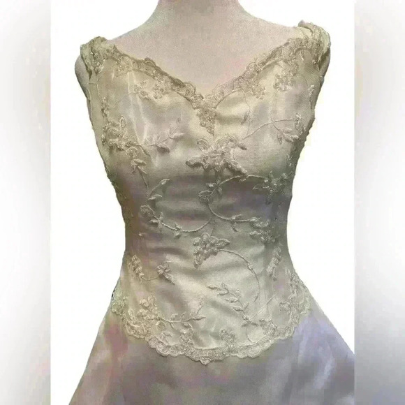 Private Collection Wedding Dress Size 8 Sleeveless Back Zip Closure & Beadwork - Picture 6 of 10